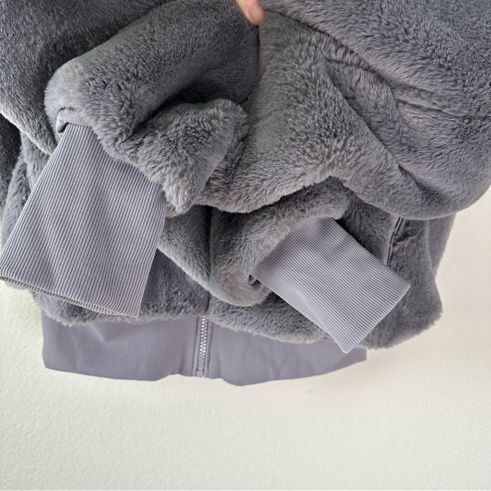 ALO YOGA FAUX FUR FOXY JACKET in FOG SZ S - Picture 4 of 11
